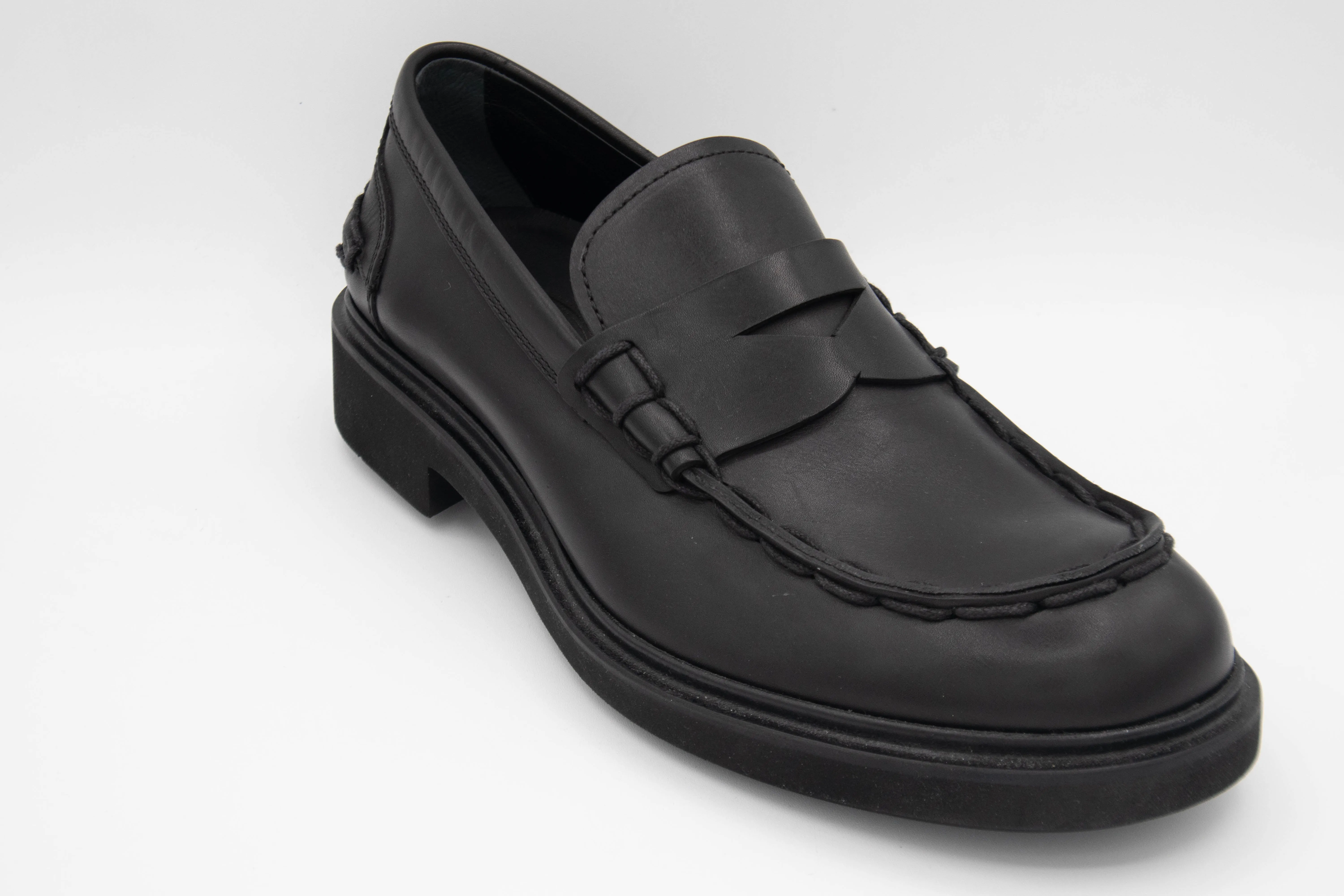 Tods Mens Leather Loafers in Black